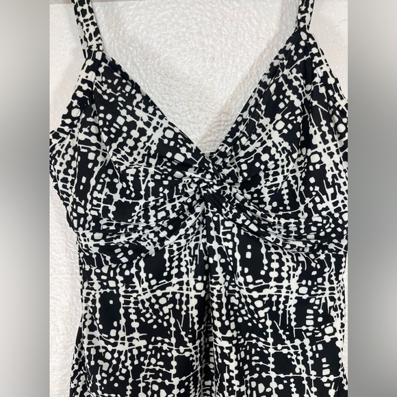 Miraclesuit Roswell Tankini Swim Top Black White Underwire Twist Front Women’s 8 - Picture 3 of 12